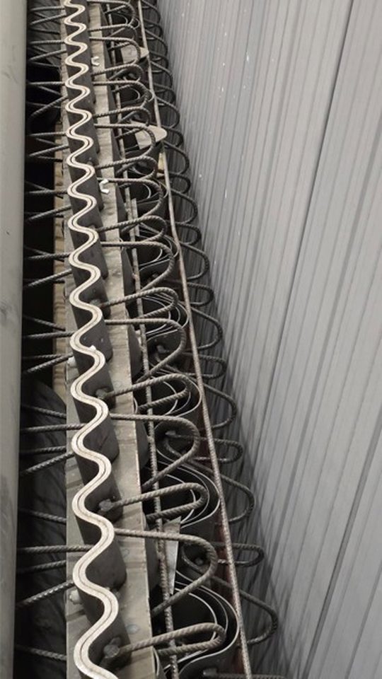 Cosinus armor joints between freezer floors and ambient floors to create thermal separations.